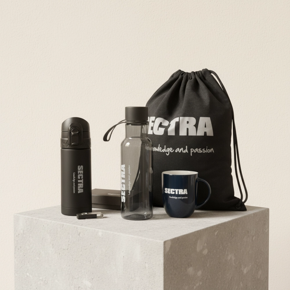 En samling Sectra-m&auml;rkt merchandise: svart termosflaska, en klar vattenflaska, en marinbl&aring; mugg och en tygv&auml;ska med dragsko.